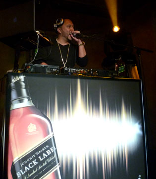 Alex Sensation de La Mega, exhibiendo su talento de DJ.