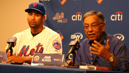 Pedro Beato, a la izquierda, y el comentarista Juan Alicea. 