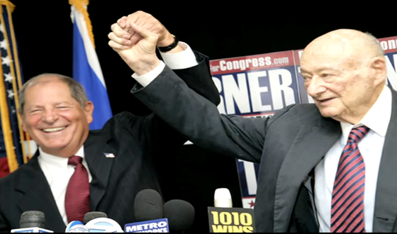 Bob Turner, republicano, recibió el apoyo del ex alcado Eduard Koch, a la derecha.