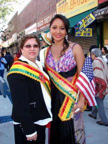 La mujer boliviana siempre está presente en los desfiles.