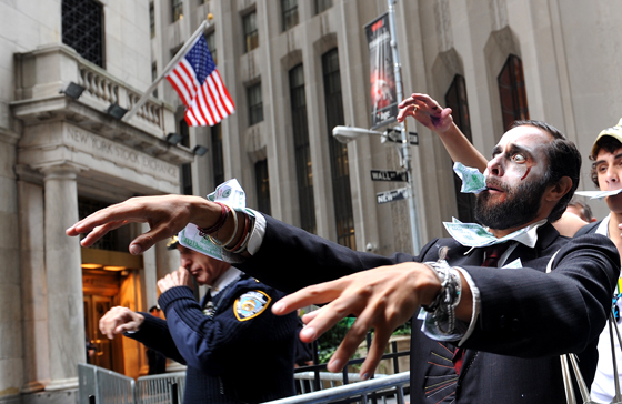Los activistas se vistieron de zombies y recorrieron Wall Street, en el bajo Manhattan. Foto Oscar Frasser