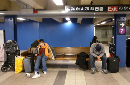 Desamparados durmiendo en la estación de trenes de la calle 74 en Jackson Heights, Queens. Foto Javier Castaño