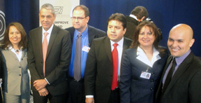  La candidata Marjorie Baquerizo (cuarta de izquierda a derecha) junto a los otros candidatos que participaron en el debate televisivo. 