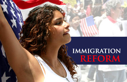 Senadores demócratas y republicanos anunciando el acuerdo par reformar inmigración. 