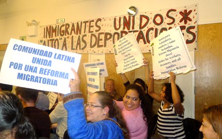 Miembros de Make the Road New York, en Queens, escucharon y celebraron el anuncio del presidente Obama de la reforma de inmigración. Foto Javier Castaño