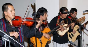 Una mujer con traje típico de Ecuador. Fotos Fernando Bravo.