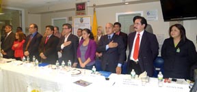 Los candidatos y los organizadores del debate político en el consulado de Ecuador en Manhattan. Fotos Javier Castaño 