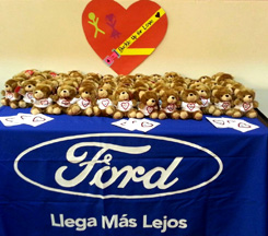 Los niños recibieron instrucción sobre la importancia de usar el cinturón de seguridad del auto.