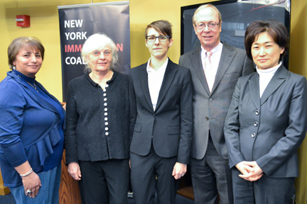 Maha Attieh, gerente del programa de salud del Arab-American Family Support Center, Barbara Weiner, abogada de Empire Justice Center, Jackie Vimo, directora de política del NYIC y miembro del Comité Asesor del New York’s Health Benefit Exchange, James R. Knickman, Presidente y CEO de la Fundación de Salud del estado de New York, y Chun-Wha Hong, directora ejecutiva de NYIC. 