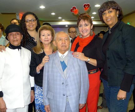 CarlotaGiraldo, Voluntaria, Maribel Giraldo, Nayibe Núñez-Berger, Bibiana Parecki and Edna White, miembros de la directiva y el complimentado, Sr. Manuel Benavides.