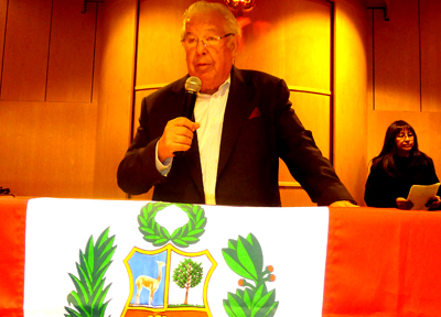 Julio Salazar, quien ve difícil la elección de un congresista que represente a los peruanos en el exterior. Al fondo está Leandra Requena. Fotos Javier Castaño