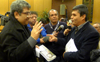 El congresista peruano Santiago Gastañadui, a la derecha, interrogado por los periodistas Manuel Alcántara y Enrique Soria.