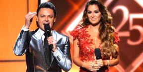 Los presentadores Pedro Fernández y Ninel Conde. 