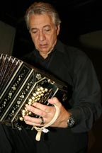 Raúl Jaurena en el Teatro Thalia de Sunnyside, Queens.