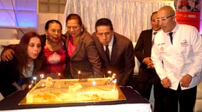 La familia Inga, propietaria del restaurante Sabor Latino, acompañada del cónsul ecuatoriano Jorge López y del chef Carlos Gallardo, quien también es socio corporativo de ese establecimiento. Foto javier Castaño 