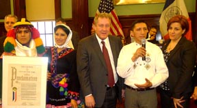 Walter Sinche, de camisa blanca, rodeado de los concejales Daniel Dromm y Christine Quinn en el pleno del Concejo de Nueva York. Fotos javier Castaño 