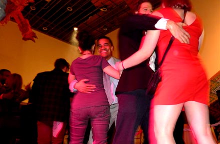 El artista Shaun Leonardo, al centro, bailando con una mujer que le pagó $2. Foto Javier Castaño 