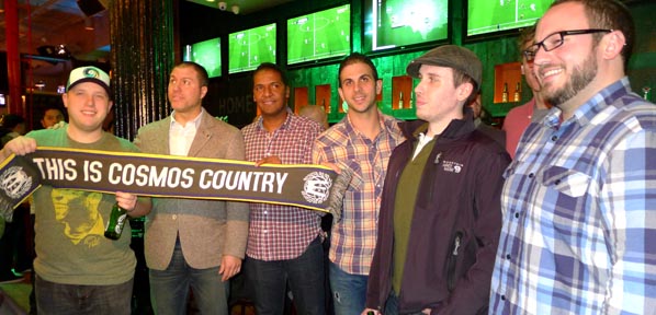 Algunos integrantes del equipo Cosmos acudieron al Baounce Sport Bar e hicieron comentarios sobre el partido, incluyendo a Carlos 