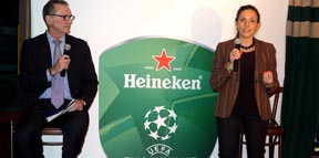 El ex arquero del Cosmo, Messing y Belén Pamukoff en el Bounce Sport Bar de Manhattan. fotos Javier Castaño