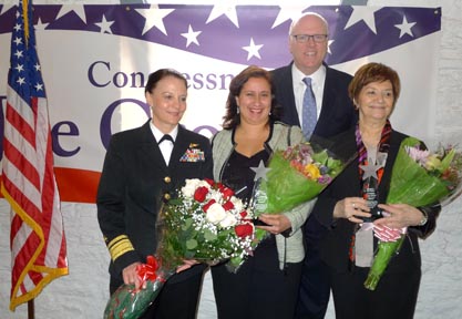 Desde la izquierda, admirante Wendi B. Carpenter, Helen Arteaga, congresista Joseph Crowley y Lily Gavin. Foto Javier Castaño 
