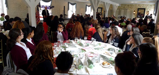 Cerca de 200 mueres acudieron al Jardín Botánico de el Bronx a celebrar el Mes de la Mujer. 