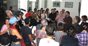 Pedro Monje, al centro, de camisa roja, en La Habana, Cuba.