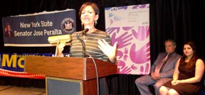 Luz Marina Giraldo y al fondo