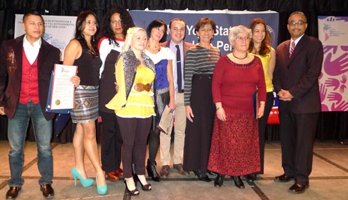 Las mujeres homenajeadas por Laia, los organizadores y los políticos posan en la Renaissance Chater School. 