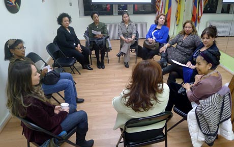 Mujeres empresarias discutiendo los planes para los próximos seis meses.