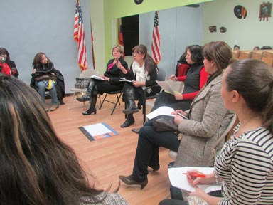 Patricia Mahecha, al centro, hablando con las futuras integrantes del Queens Women Hispanic Chamber of Commerce. Fotos Percy D. Luján