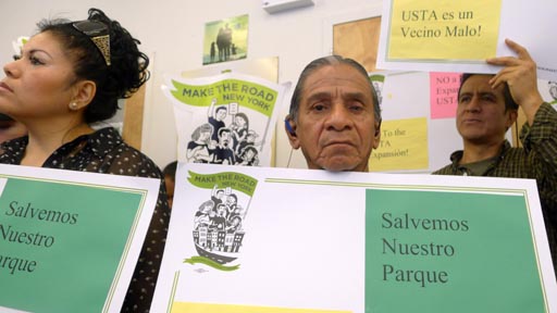 Los miembros de Make the Road New York exhiben carteles en contra de la USTA.