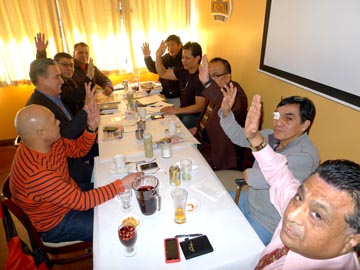 En el Anzuelo Fino, desde la izquierda, Luis Antonio Livia, vicepresidente de Apprex, Edwing Robles, presidente, John Calixto, tesorero, Lis Bustos, socio, Luis Rojas, fiscal, Alex Flores, secretario, Arnaldo Díaz, Manuel Valenzuela y Santi Yulcamynan, socios. Foto Javier Castaño 