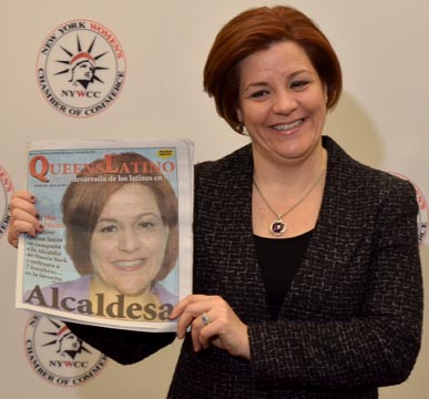 La presidenta del Concejo de New York, Christine Quinn, sosteniendo una copia del periódico QueensLatino con su imagen en la portada. Foto John Caballero