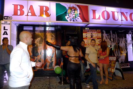 Los bailadores de la Roosevelt atienden a la comunidad inmigrante. Foto Javieer Castaño 