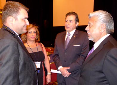 Desde la izquierda, Frank García, Elizabeth Chalas Berman de Continental Food and Beverage y 