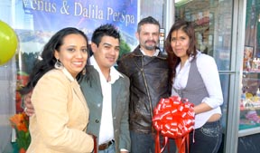 Desde la izquierda, Aurora Rodríguez, Miguel Rodríguez, Arley García y Irais Carrillo en la inauguración de Nenus & Dalila Pet Spa en Jackson Heights, Queens