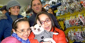 Mia y Nicole con su mascota Suei en la tienda Venus & Dalila Pet Spa