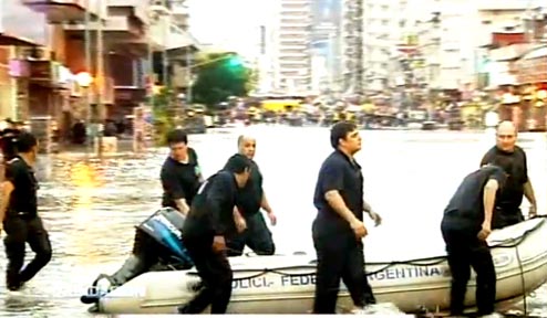 Más de 50 personas han muerto en Argentina por el efecto de las lluvias. 
