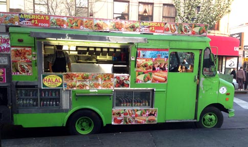Los camiones son variados, como este que vende comida hindú. Fotos Javier Castaño