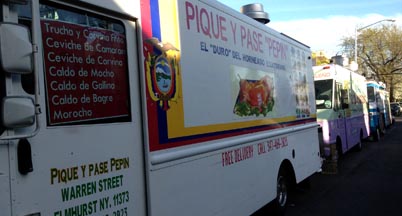 Estos camiones se estacionan en fila para vender comida ecuatoriana. 