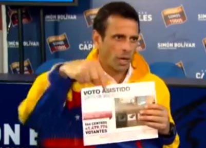 Capriles mostrando una foto que dice es una prueba de fraude electoral.