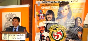 Jaime Lucero, de Casa Puebla, anunciando la presencia de Gloria Trevi en el Festital 5 de Mayo en el Parque Flushing. 