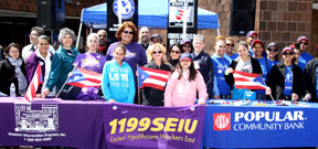 Representantes del Desfile Puertorriqueño, la Local 1199 SEIU y Popular Bank. Foto Vincen Villafañe