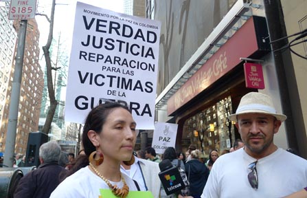 Los colombianos acudieron a la calle 57 de Manhattan para apoyar los diálogos de paz en La habana, Cuba.