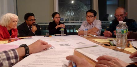 Con la bola del mundo de fondo, estudiantes y activistas discutieron anoche el destino del Parque Flushing. 