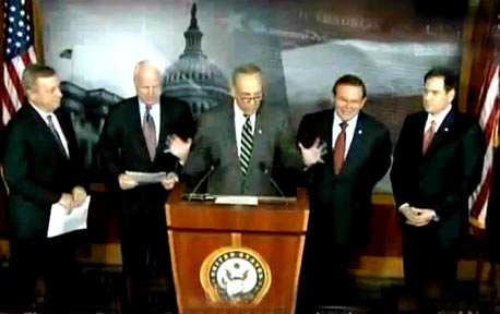 Los senadores que están redactando la propuesta de Reforma de Inmigración. 