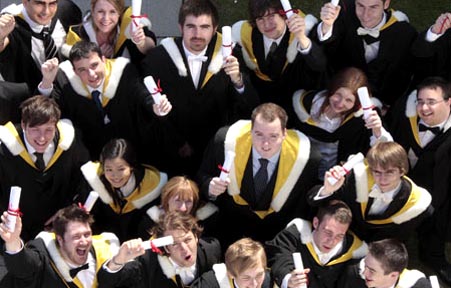 Los graduados universitarios terminan con altas deudas y no hay trabajos suficientes. 
