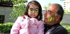 Familias disfrutan del Jardín Botánico de Queens.