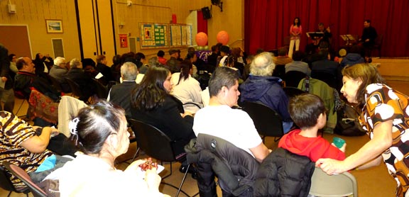 El público escuchando a los artistas en la escuela pública John F. Kennedy de Queens.