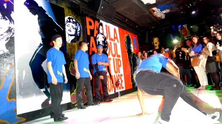 La agrupación Rockers bailando hip hop.